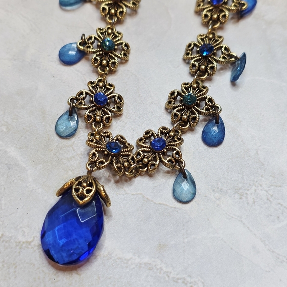 Vintage Avon Collier Briolette Multicolore Blue Rhinestone Scroll Gold Necklace - Picture 3 of 7